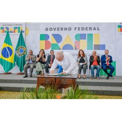 Presidente oficializa reajuste de 9% a servidores e celebra retorno do diálogo